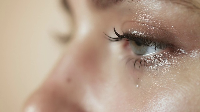 女人哭泣的特写镜头视频素材