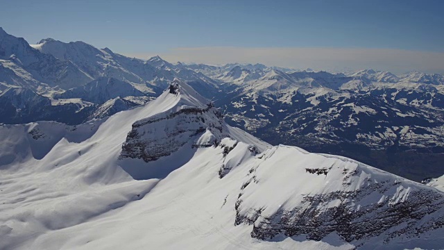 空中拍摄的雪覆盖的岩石勃朗峰视频下载