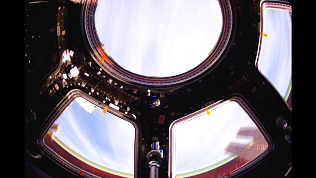 从太空看地球:通过“冲天炉”号飞船快速旋转视频素材