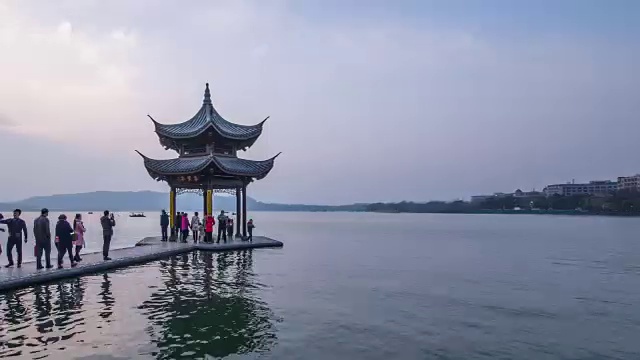 T/L WS西湖时间流逝的蓟县宝塔-杭州夜景，中国视频下载