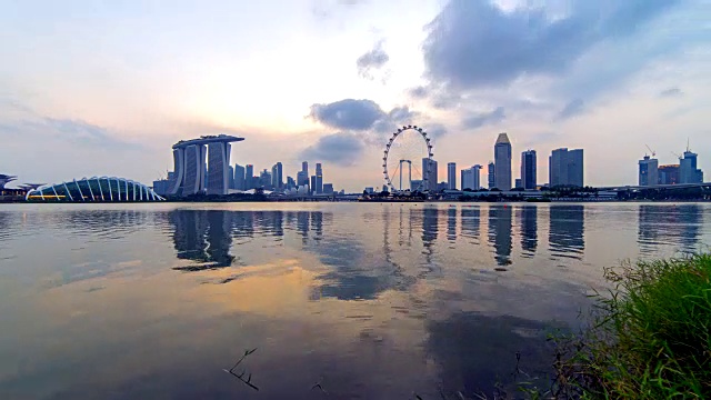 时间流逝。从白天到夜晚在新加坡城市的天际线视频素材
