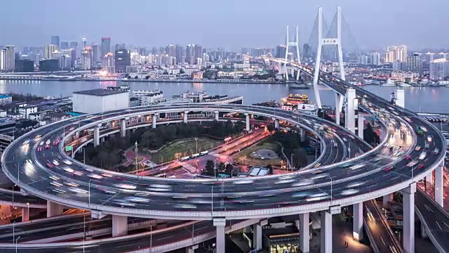 T/L WS HA ZO南浦大桥黄昏到夜晚的过渡/上海，中国视频下载