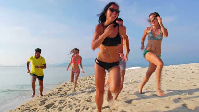 朋友们在沙滩上跑4K视频素材
