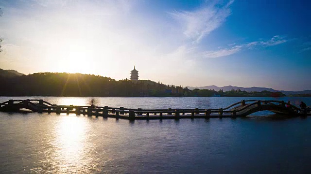 西湖之桥，蓝天之塔之山。视频下载