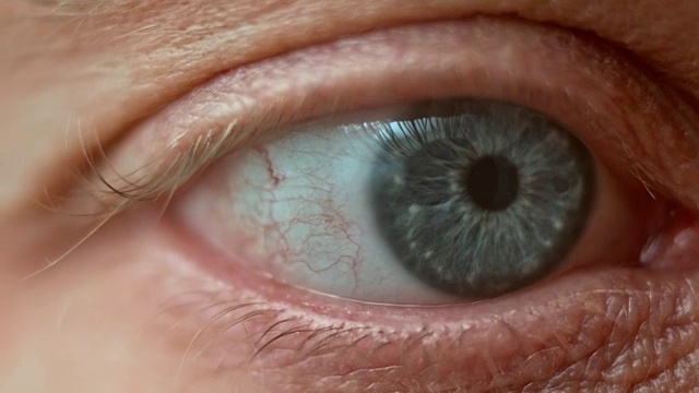 ECU带有浅蓝色虹膜的移动的人眼视频素材