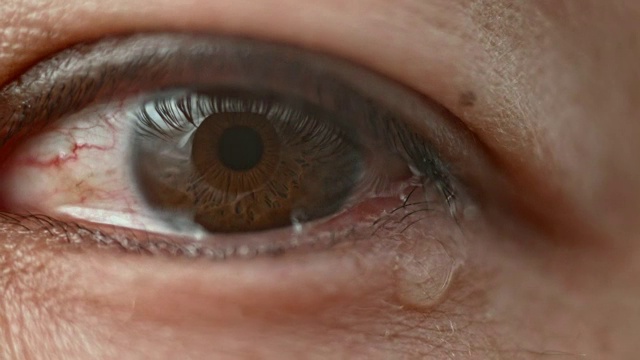 ECU哭棕色眼睛视频素材