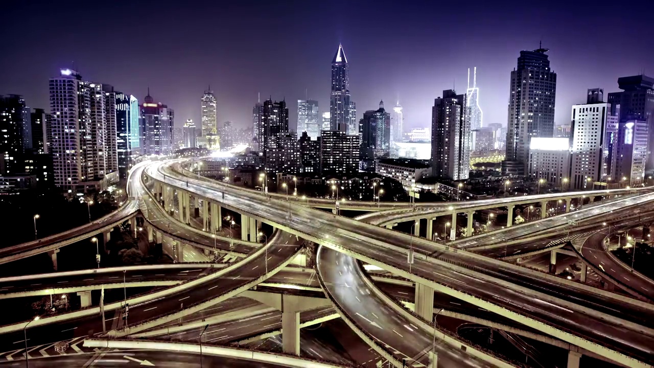 现代化城市与高速公路立交视频下载