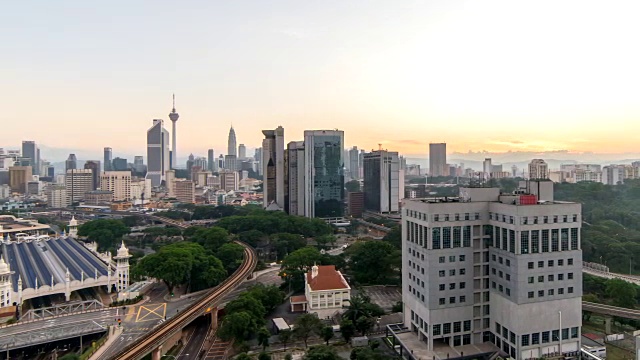 日出时间流逝。从空中俯瞰吉隆坡市中心。视频素材