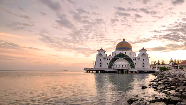 马六甲漂浮清真寺的壮观日出视频素材