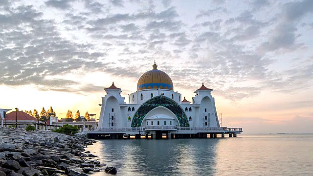海边漂浮的清真寺壮观的日出视频下载