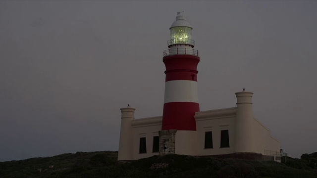 灯塔夜景/阿古拉斯角，西开普省，南非视频素材