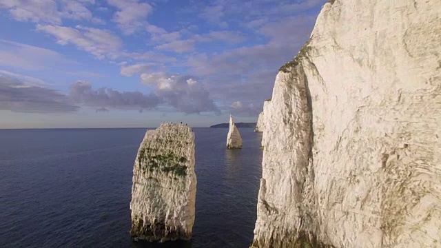 英国多塞特郡波贝克岛多塞特海岸老哈里岩附近的白垩悬崖视频下载