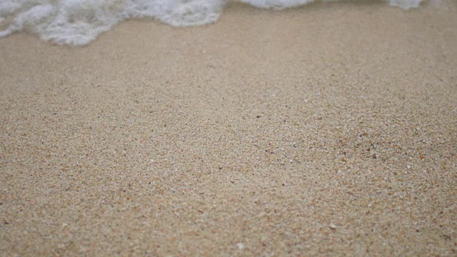 HD:海浪在沙滩上，慢动作视频下载