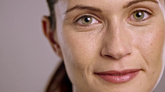 一个年轻的白人女人的脸视频素材