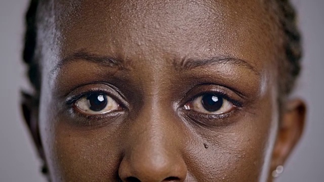 一个悲伤的非裔美国女人的眼睛视频下载