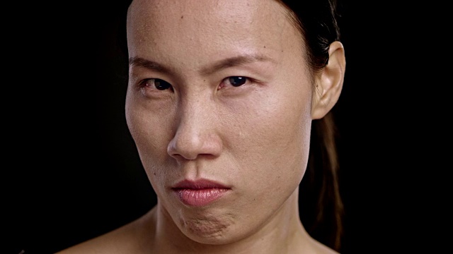 一张愤怒的亚洲女人的脸视频素材
