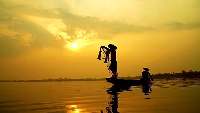 4K:當地漁民在清晨日出時工作的生活方式。視頻下載