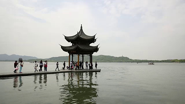中国杭州西湖上的亭子视频下载