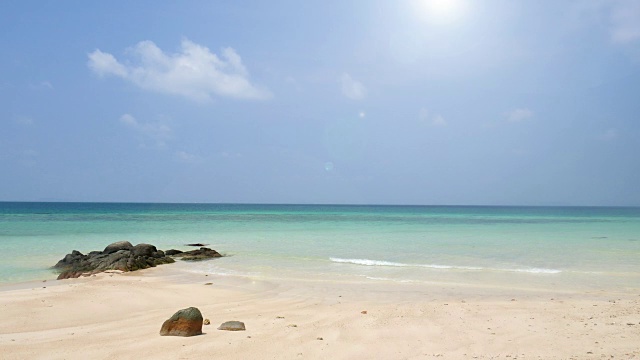 海滩蓝天自然背景阳光夏日，放松概念，4k(UHD)视频素材