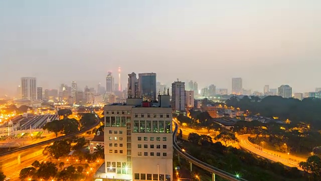 吉隆坡城市天际线的朦胧日出时间流逝。放大视频素材