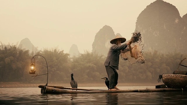 中國漁民在李江上撒網的慢鏡頭視頻素材