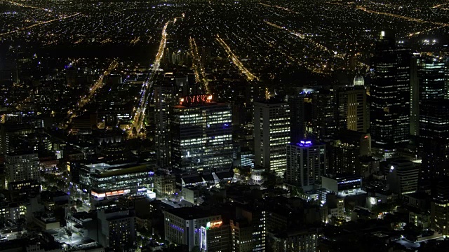 晚上，市中心的城市景观，交通流进和出城市视频素材
