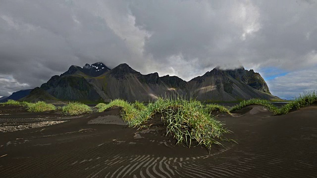 冰岛Vestrahorn山移动云的延时视频视频下载