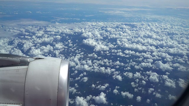 4 k。从飞机窗口观看。海面上空多云的天空视频下载