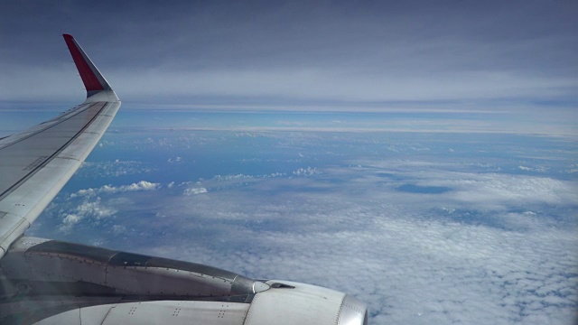 4 k。从飞机窗口观看。海面上空多云的天空视频下载