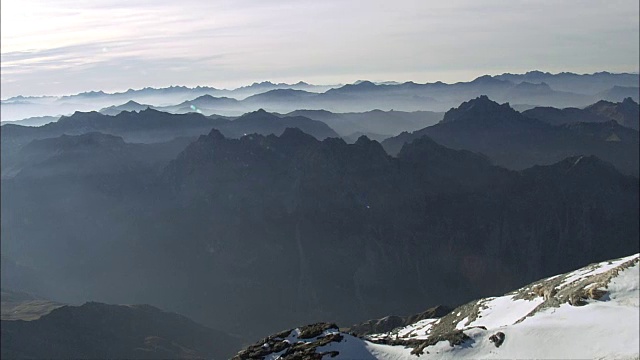 在阿尔卑斯山的黄昏-鸟瞰图- Rhône-Alpes，萨沃伊，法国视频素材