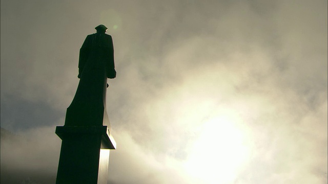 卑尔根的码头上立着一座雕像。视频素材