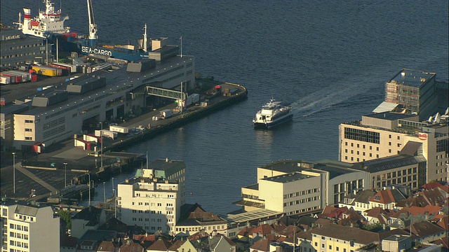 一艘渡船正准备停靠在卑尔根的港口。视频素材