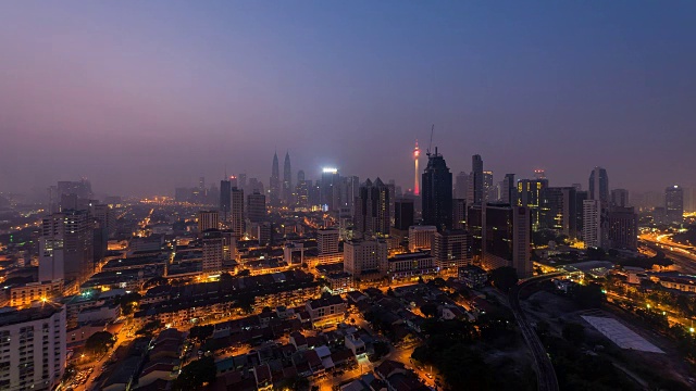吉隆坡的天际线在日出和雾霾中。吉隆坡,马来西亚视频素材