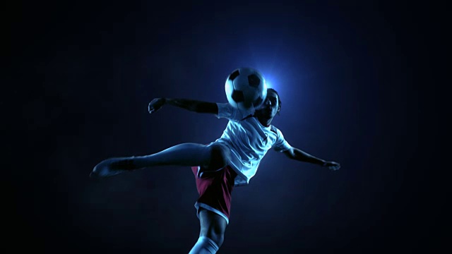 足球运动员踢球视频素材