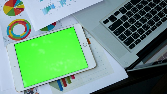 摄影:商人使用手机和平板电脑，绿色屏幕视频素材