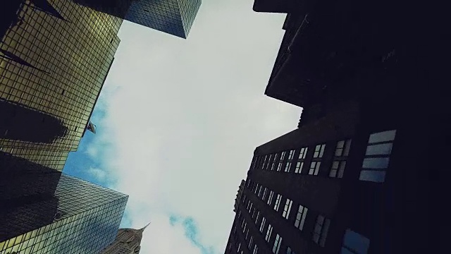 从街道上旋转的纽约摩天大楼视频素材