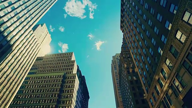 从下面看纽约摩天大楼:平移4K视频视频素材