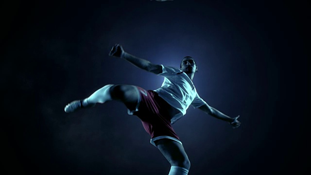 足球运动员踢球视频素材