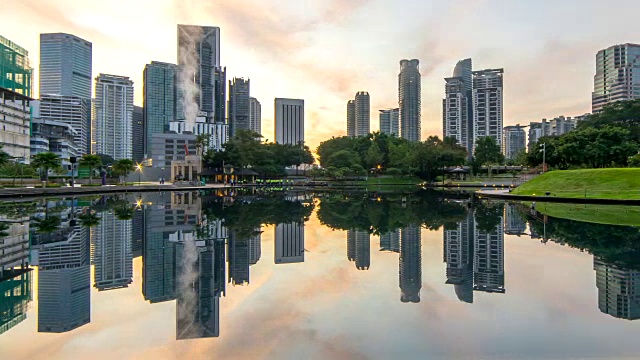吉隆坡城市天际线的日出。平移视频素材