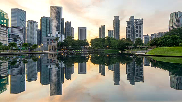 吉隆坡市从黑夜到白天的时间流逝。放大视频下载