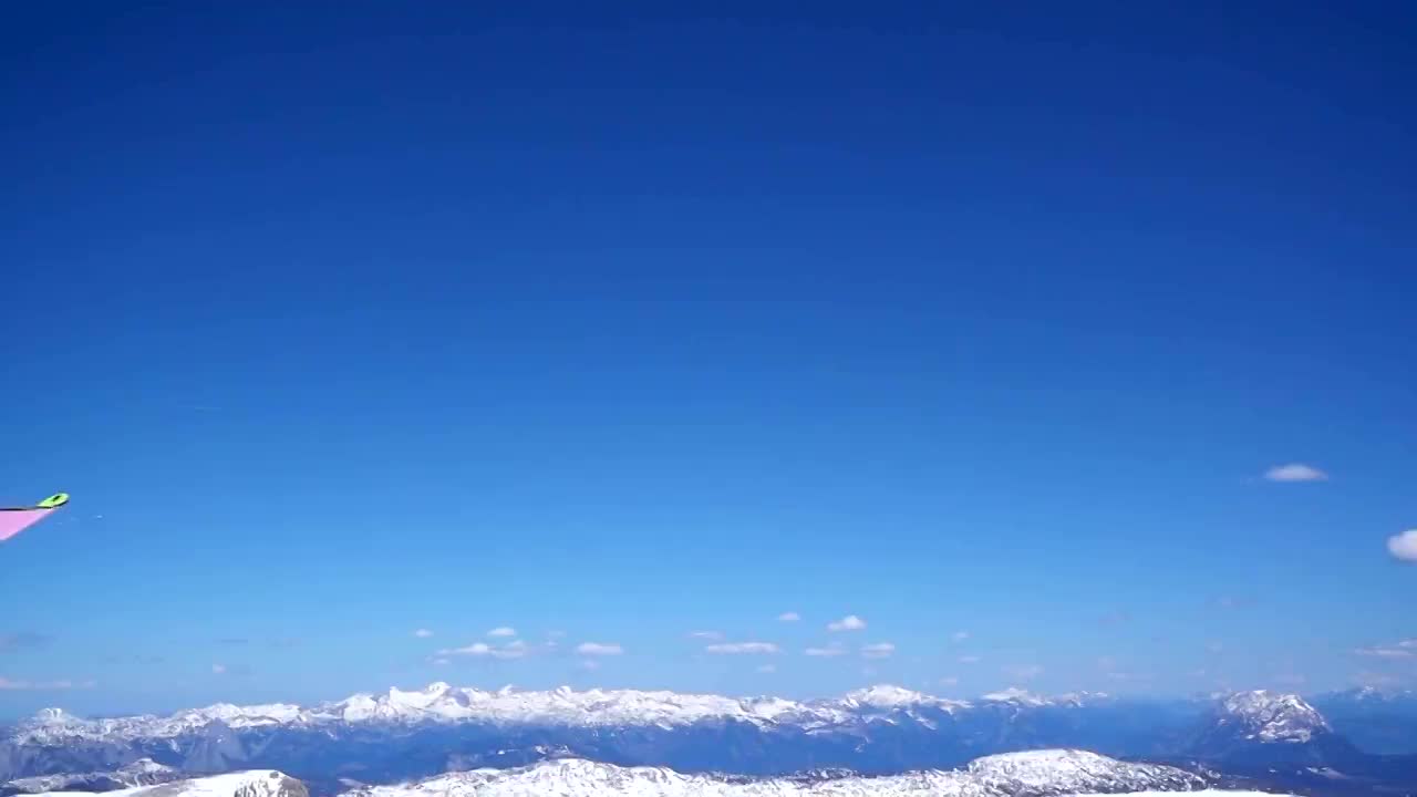 SLO MO滑雪者做360度跳跃视频购买