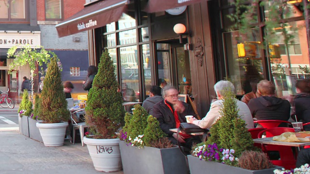 MS T/L拍摄于美国纽约波威里社区的咖啡馆里，人们坐在那里或经过那里视频下载