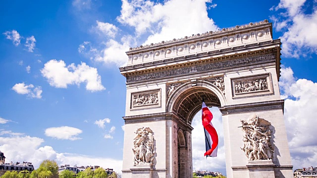 凯旋门上挂着法国国旗视频素材