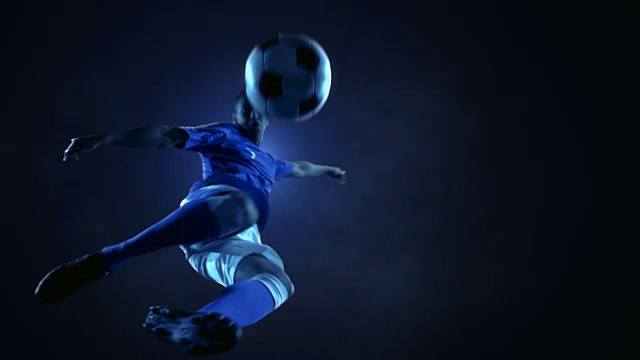 足球运动员在跳跃中踢球视频素材