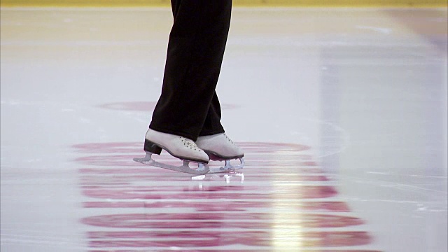 顺序溜冰者的脚，滑冰在“英国”风格视频下载