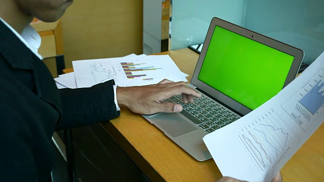 商人使用笔记本电脑，绿色屏幕，4k(超高清)视频素材