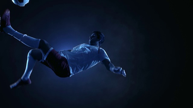 足球运动员在跳跃中踢球视频素材
