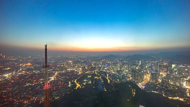从白天到夜晚日落的时间流逝，汉城的天际线。鸟瞰图视频下载