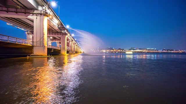 首尔半坡桥上的彩虹喷泉表演视频下载