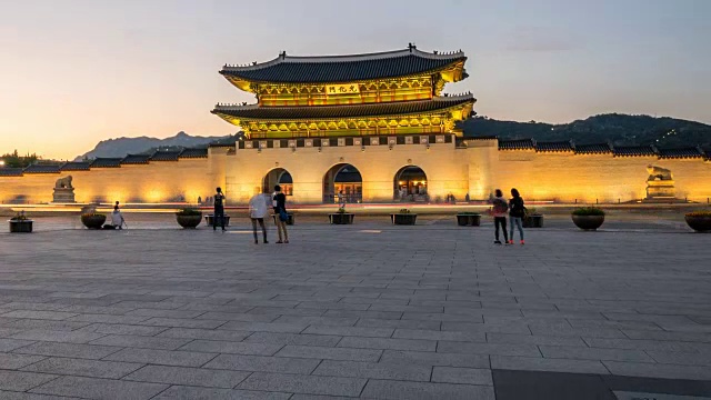 日落黄昏的场景，光华门，京福宫城堡，首尔。倾斜了视频下载